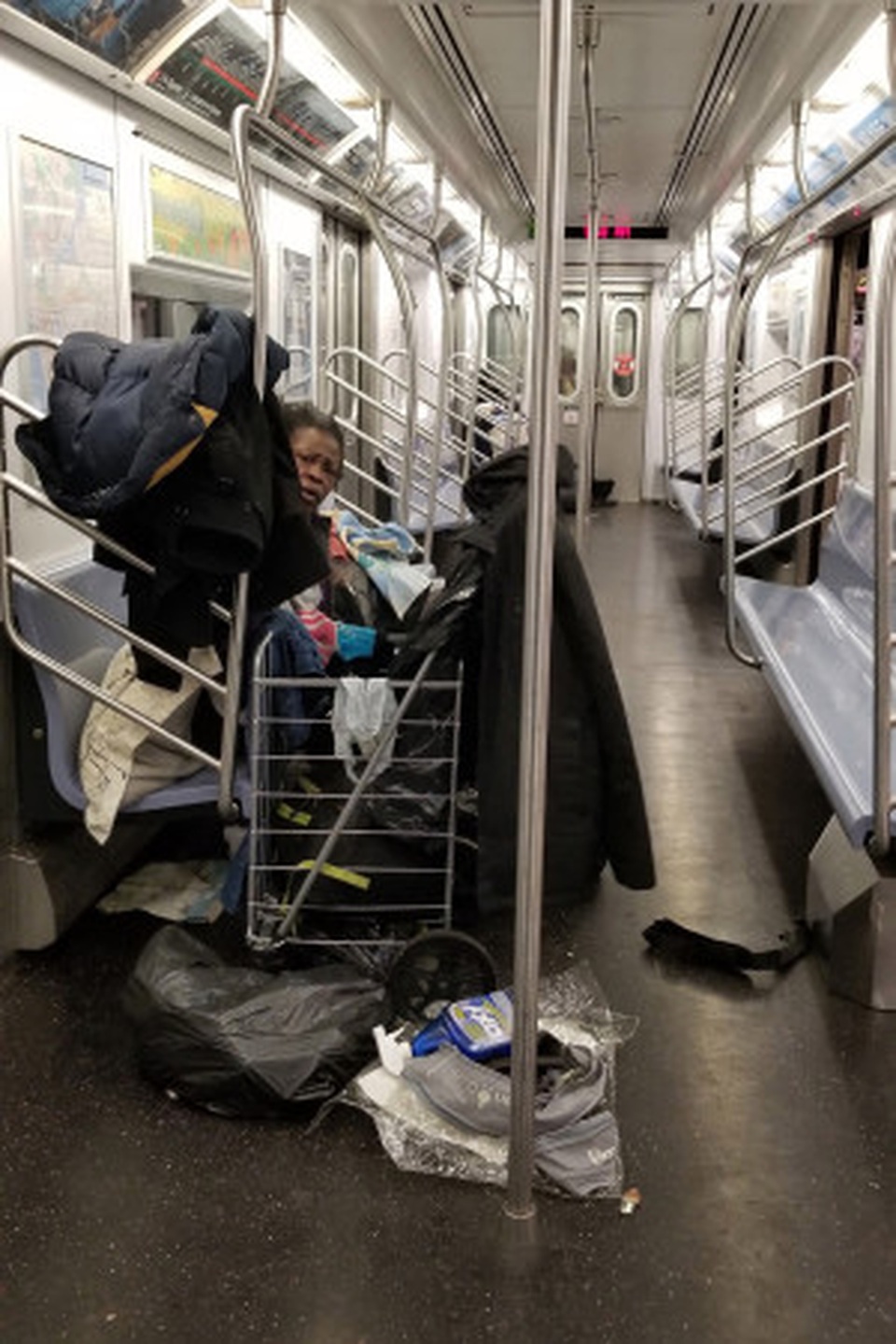 Thống đốc New York sốc khi người vô gia cư tá túc trên tàu điện ngầm - 3