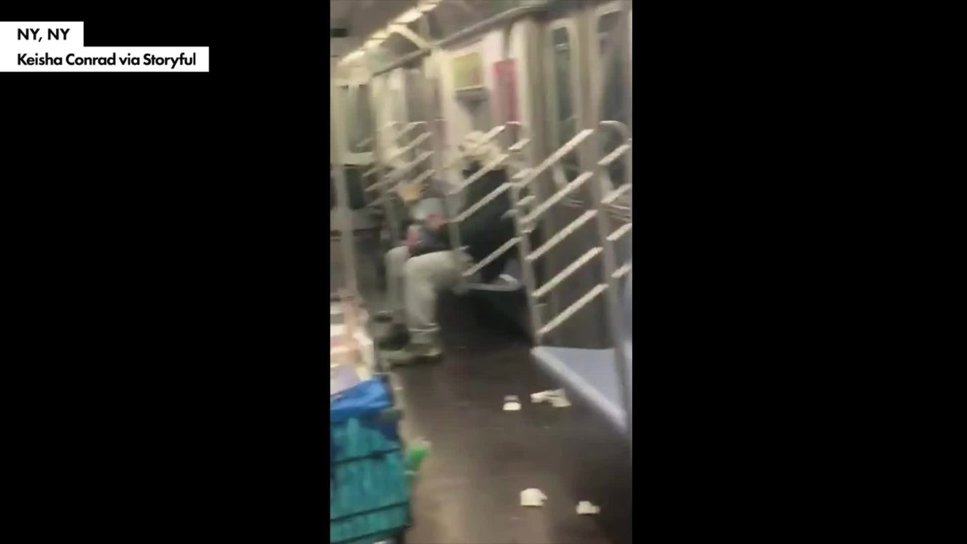 Thống đốc New York "sốc" khi người vô gia cư tá túc trên tàu điện ngầm