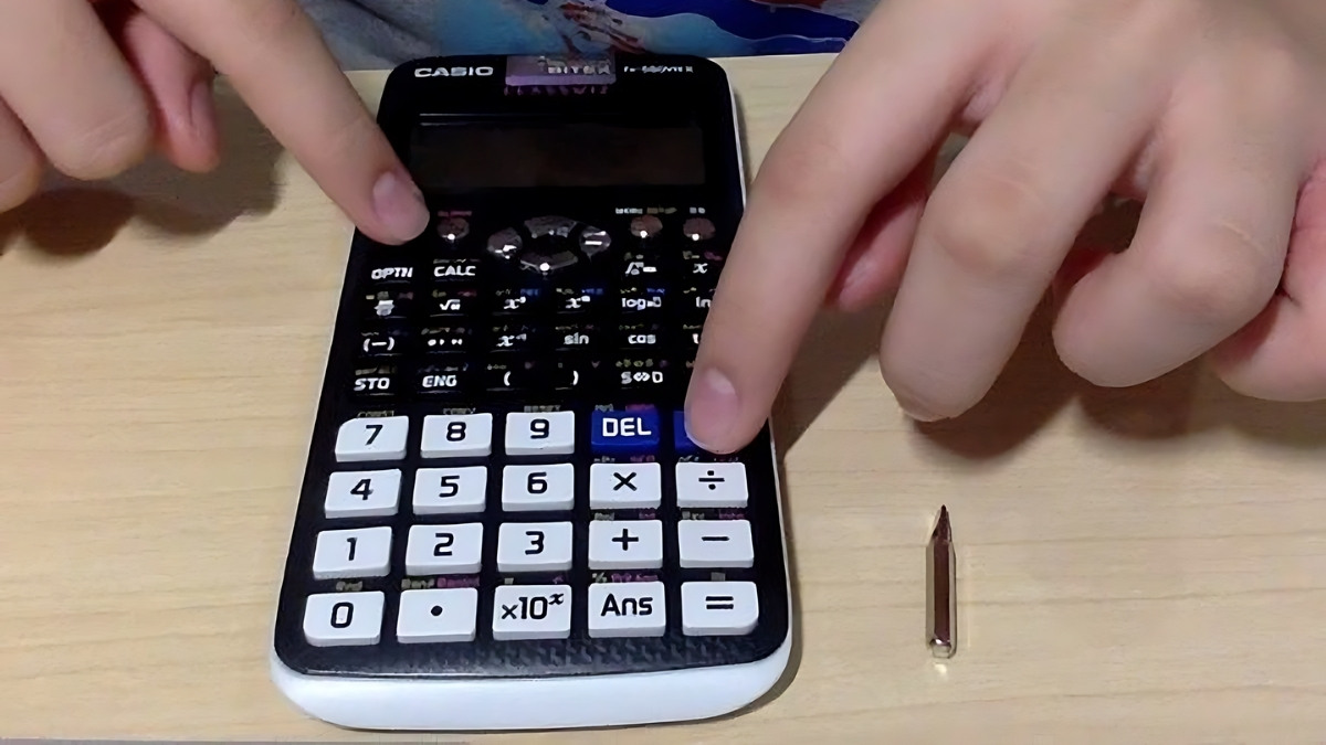 Cách thay pin máy tính Casio 580VNX bước 1