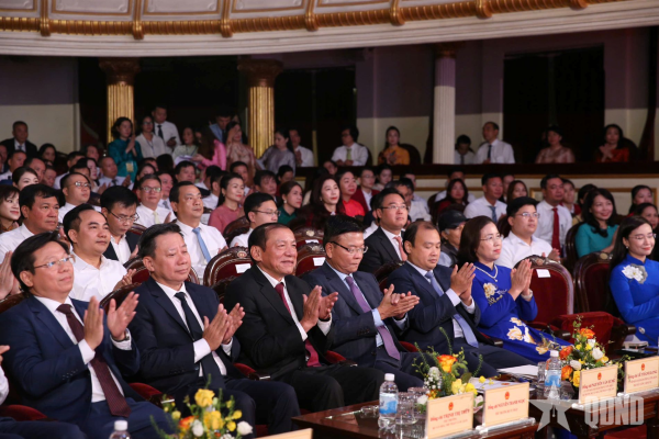 Huấn luyện viên Mai Đức Chung được phong tặng danh hiệu Anh hùng Lao động