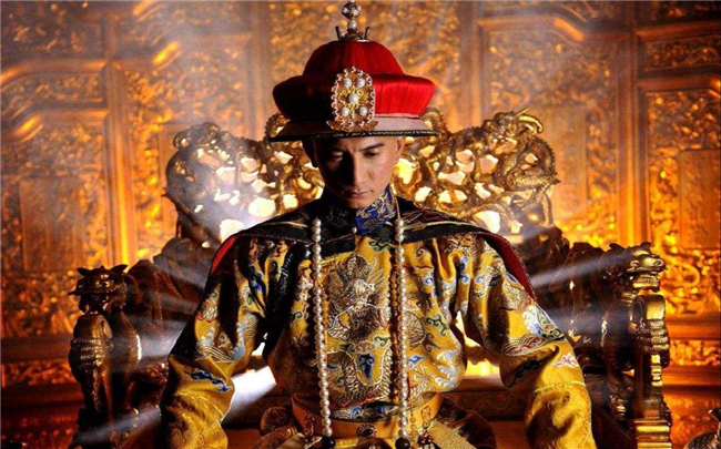 Có rất nhiều đồn đoán xung quanh quá trình lên ngôi của Càn Long (ảnh từ phim truyền hình Trung Quốc)