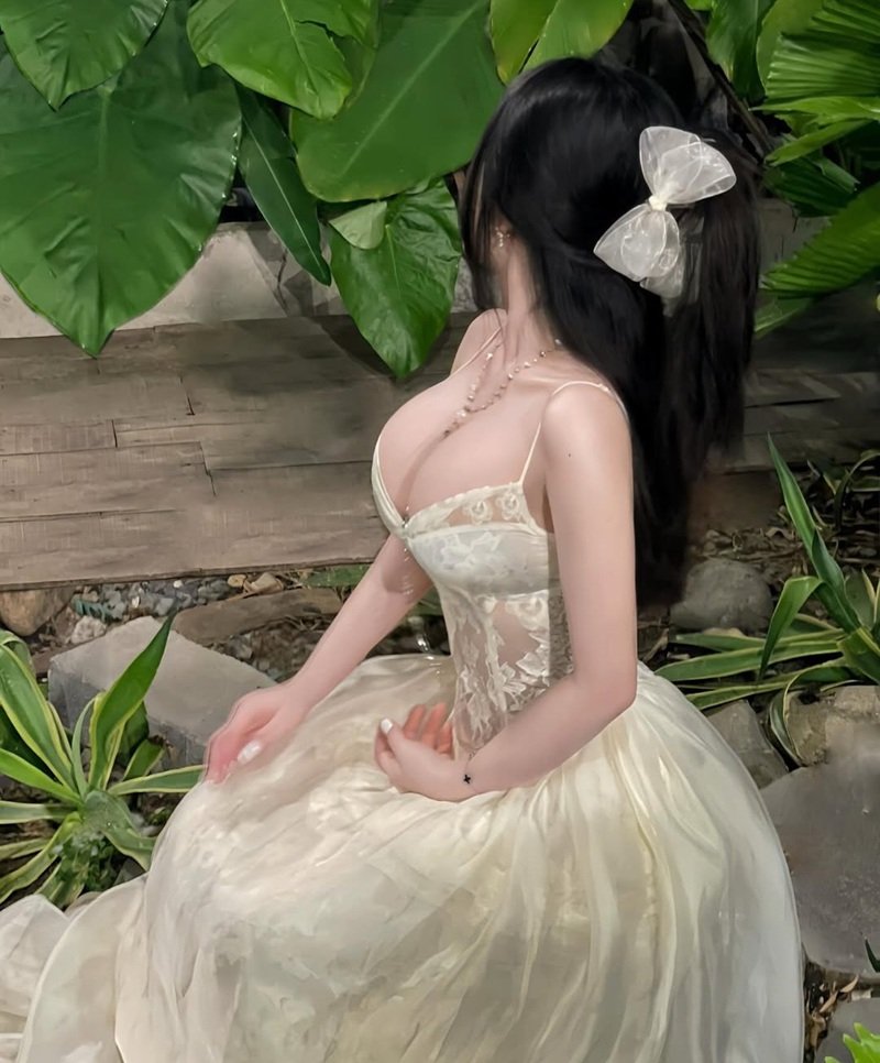 Ảnh gái xinh ngực to với phong cách nữ tính