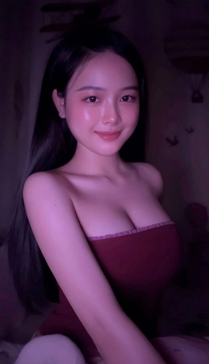 Hình gái xinh ngực to tạo dáng trước ống kính