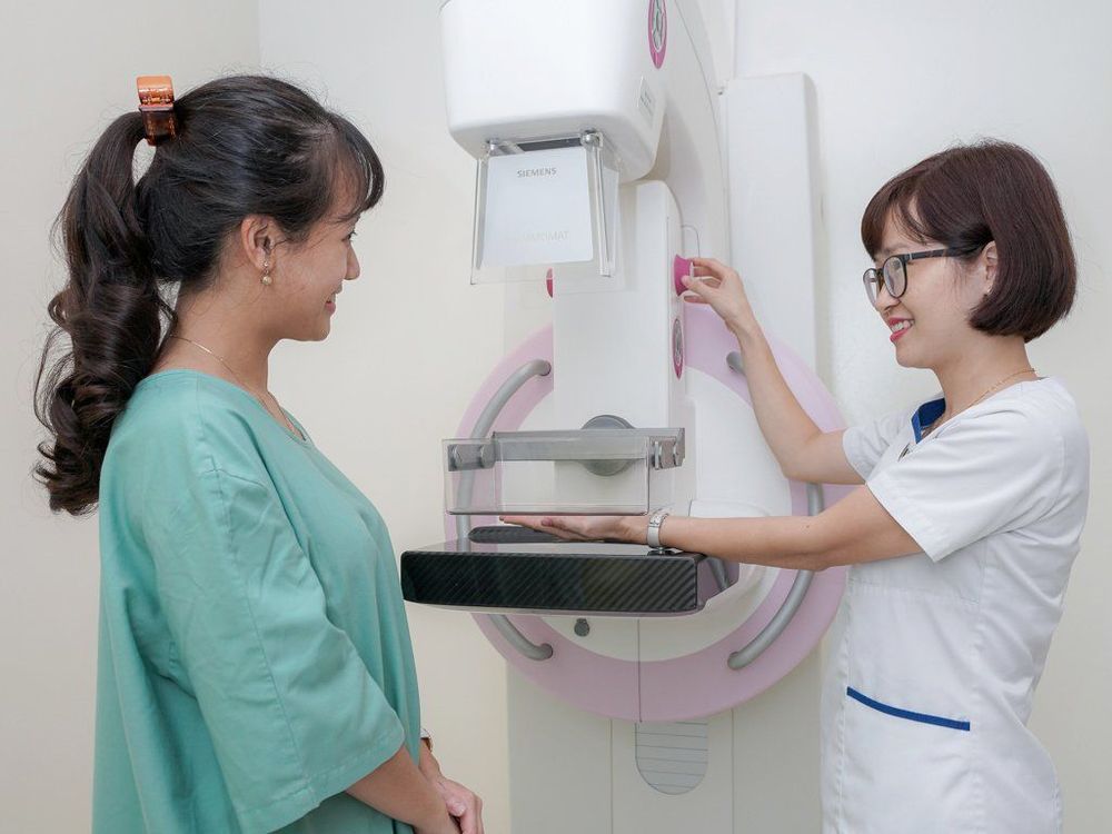 Khách hàng sử dụng dịch vụ X-quang tuyến vú tại Vinmec