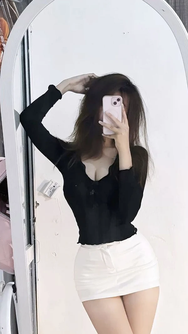 Hình gái việt trẻ trung tạo dáng che mặt
