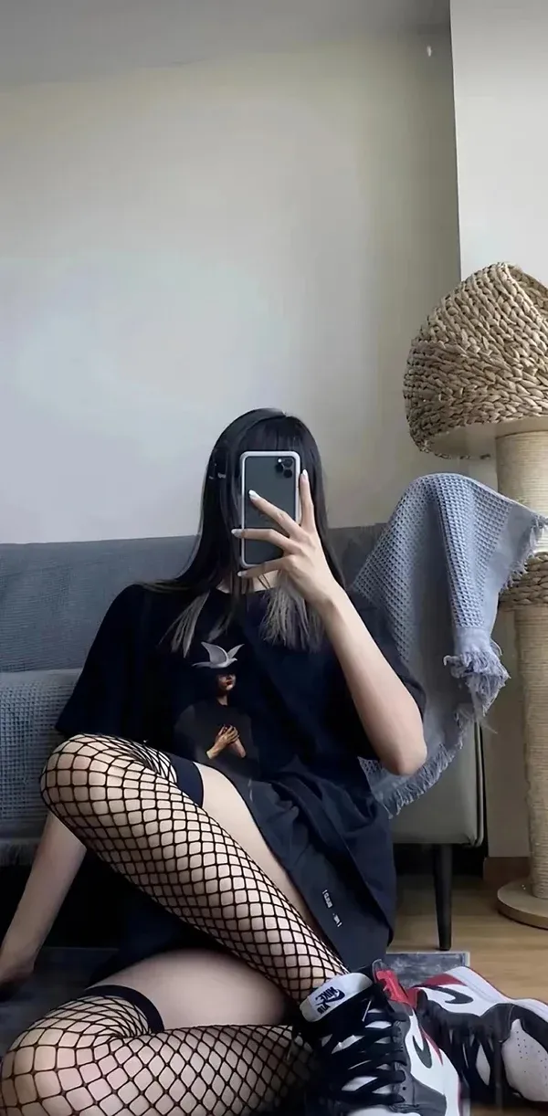 Ngắm ảnh hot girl che mặt bằng điện thoại