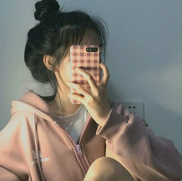 Hình ảnh gái 2k4 dùng điện thoại đầy thần thái