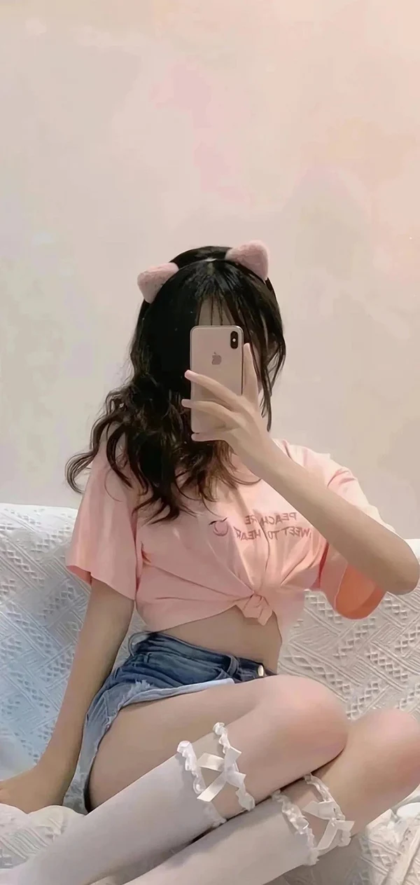 Tải ảnh gái việt cầm điện thoại tạo dáng cool