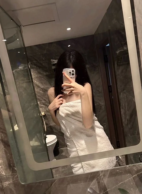 Album ảnh gái cute cầm máy tạo dáng nghệ thuật