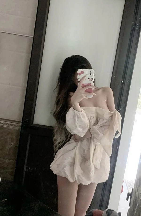 Chụp ảnh gái việt cầm máy selfie che nửa mặt