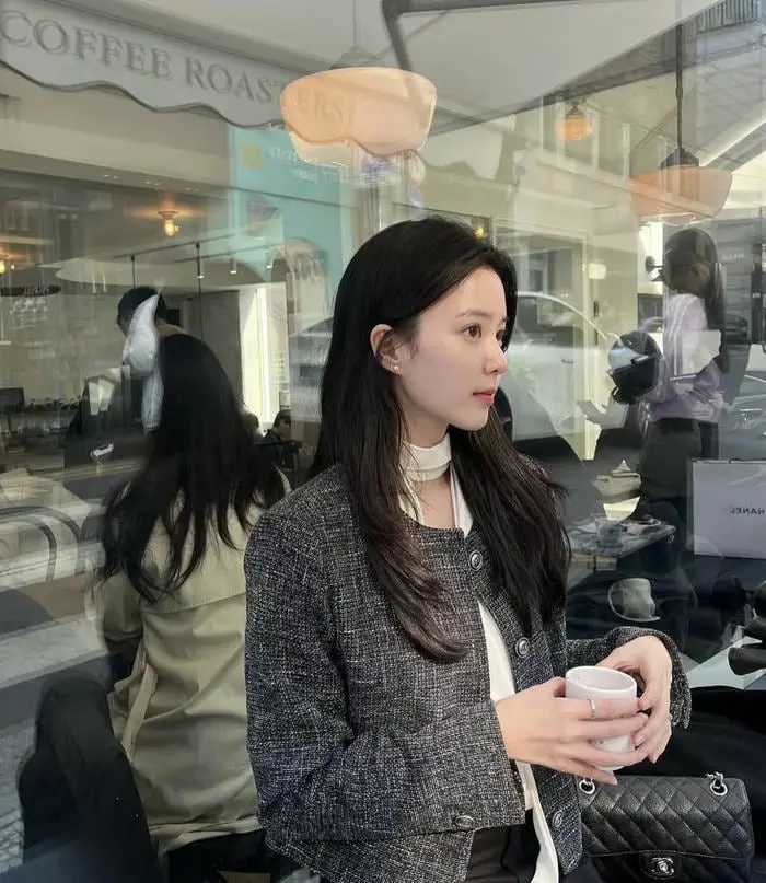 Gái hàn xinh đẹp tư láng nét thanh tú bên tách cà phê ấm áp