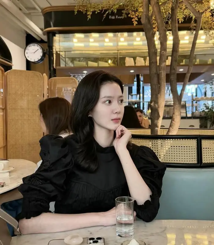Gái hàn xinh đẹp suy tư trong quán cà phê ấm cúng