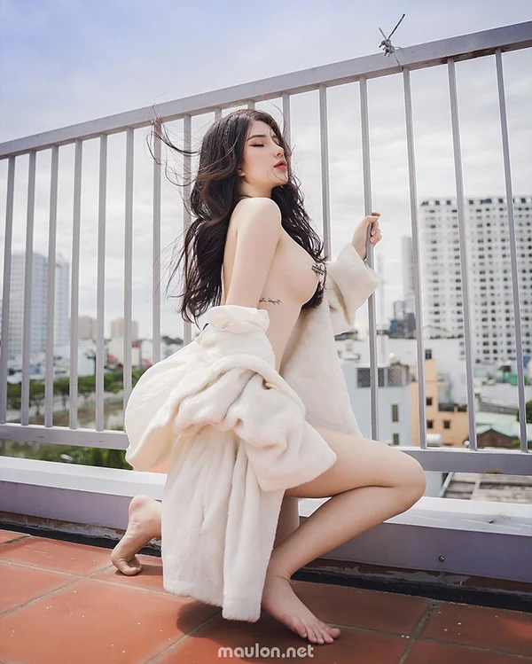 Hot girl quyến rũ không mặc đồ
