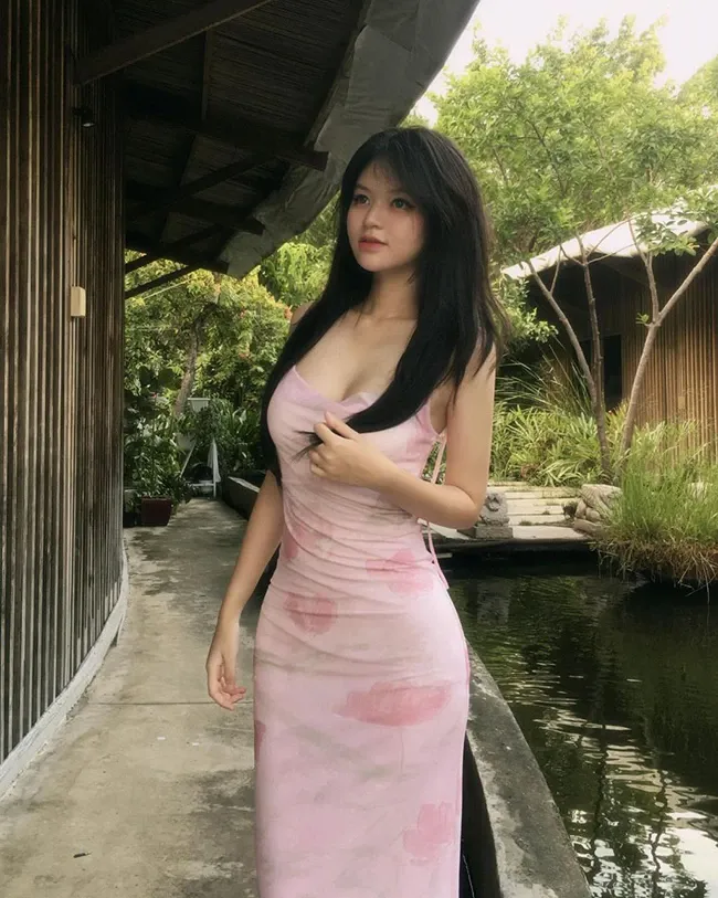 gái xinh hở vú