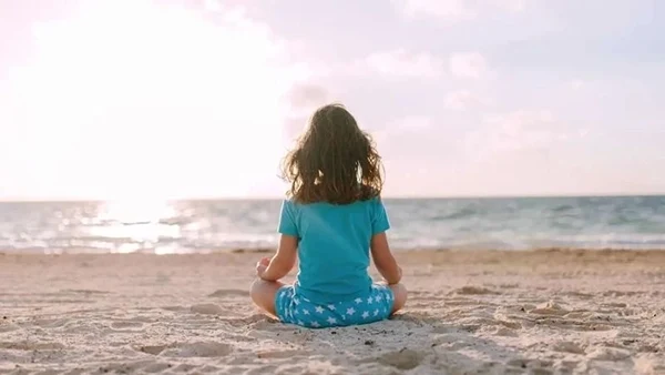 Hình nền gái cute tạo dáng quay lưng