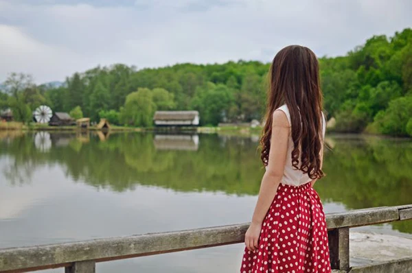 Bộ ảnh gái xinh tạo dáng nghiêng vai