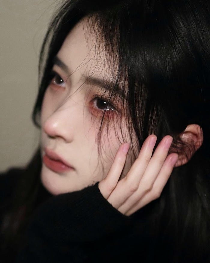 hình ảnh nữ khóc một mình lặng lẽ