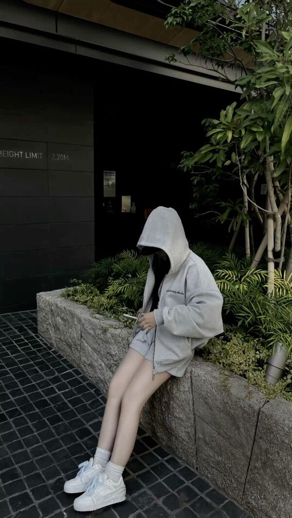 hinh anh gai xinh chup dang che mat 31