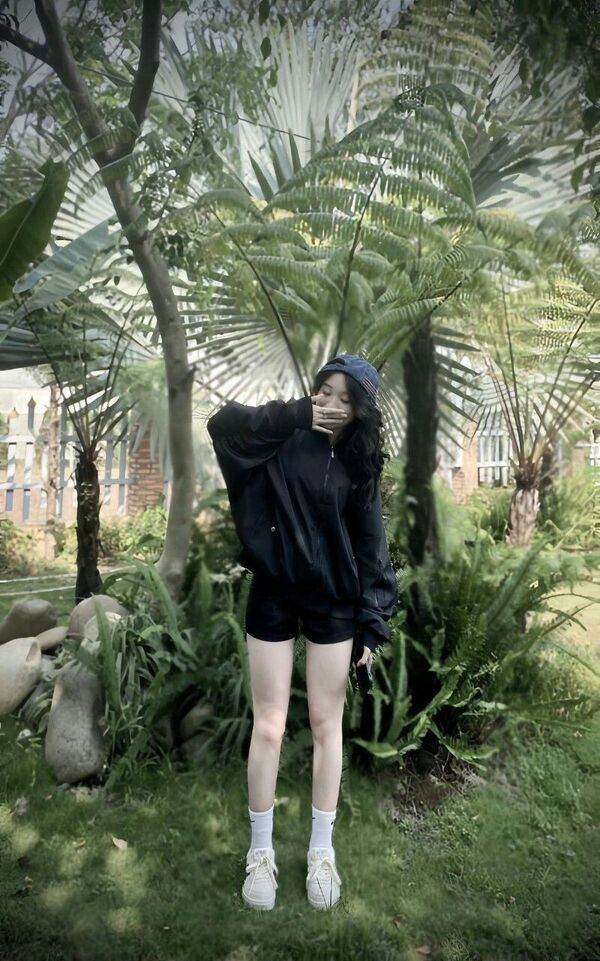 hinh anh gai xinh chup dang che mat 36
