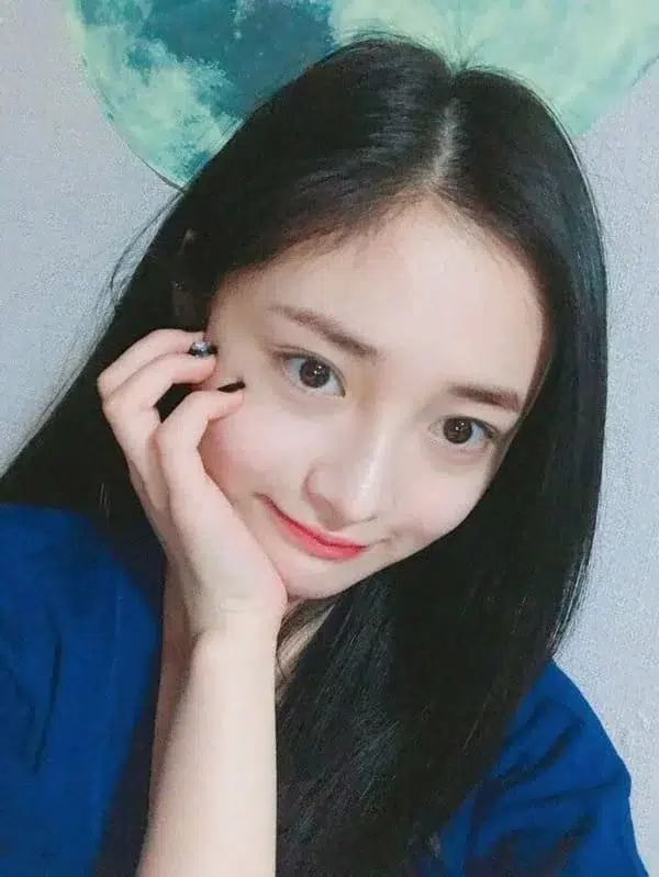 Gái cute mặt mộc, biểu cảm đáng yêu
