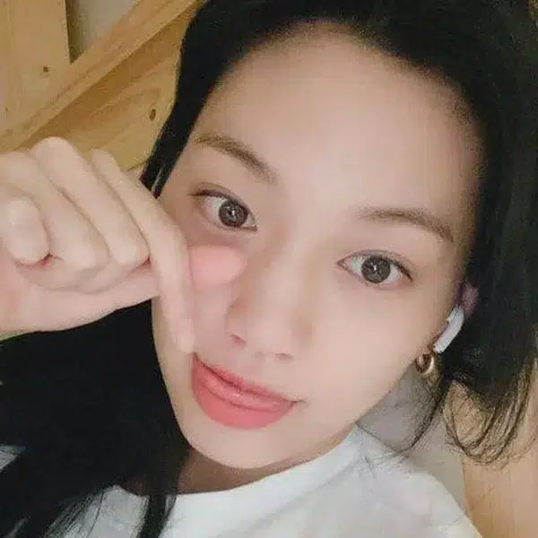 Gái mặt mộc với làn da mịn màng không tì vết