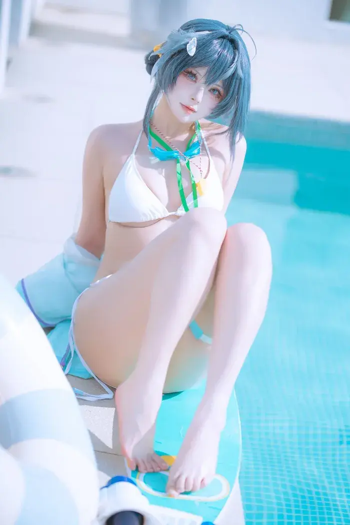 Cosplay nude bikini trắng lồn hồng bên hồ bơi