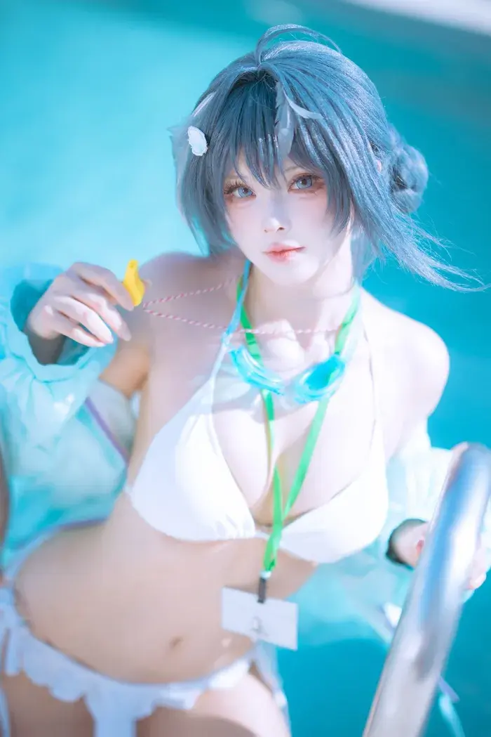 Cosplay bikini trắng lồn hồng ướt át hồ bơi