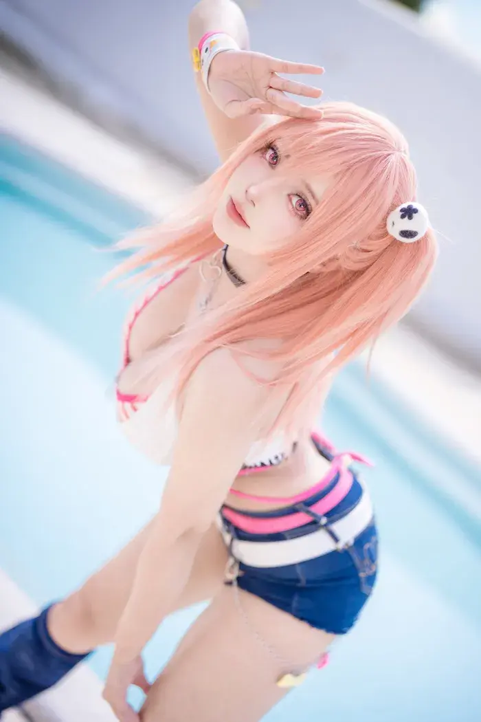 Gái cosplay nude bikini hở lồn vú bự bên hồ