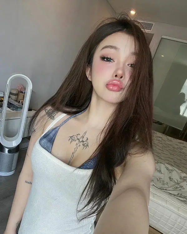 Ngắm thiếu nữ đường nét gợi cảm