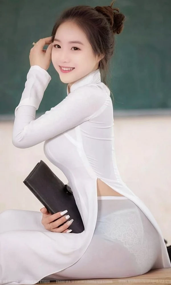 Bộ hình sinh viên áo dài nền nã, khoe trọn vóc dáng mê hoặc