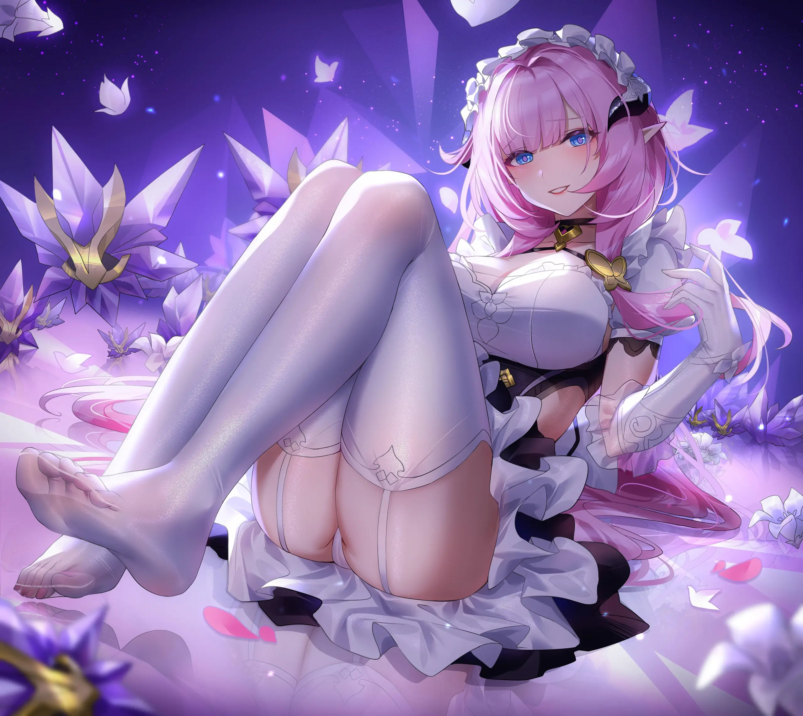 Elysia hentai elf tóc hồng mặc hầu gái trắng ngồi dang chân khoe ngực mông gợi cảm nền tím