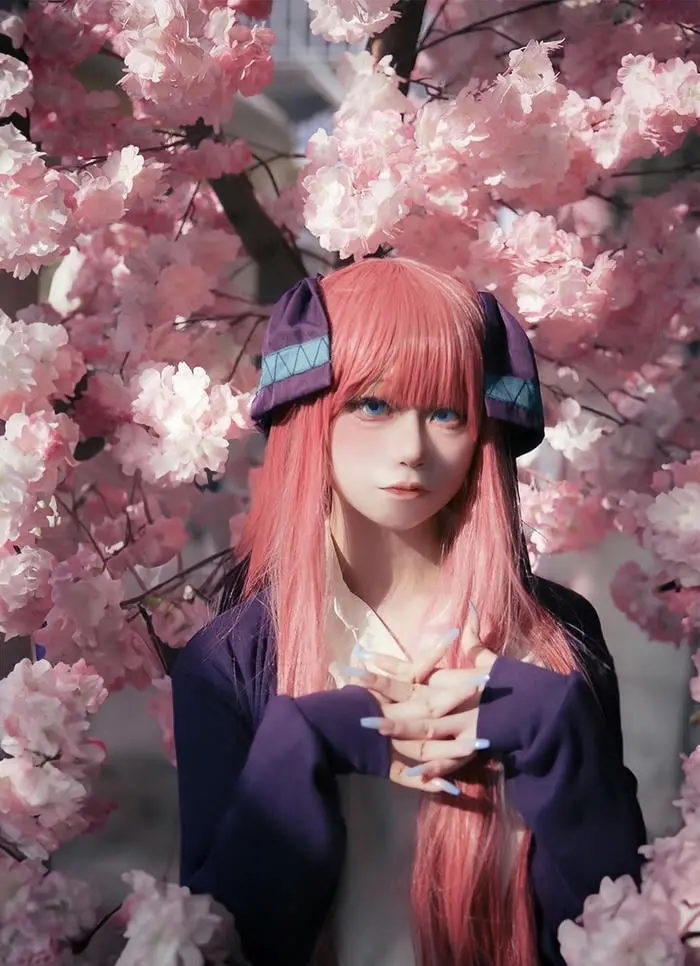 Nữ cosplay anime xinh đẹp giữa vườn hoa anh đào rực rỡ