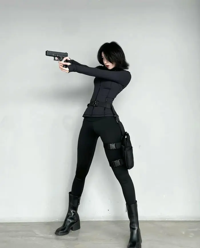 Cosplay anime nữ xinh đẹp tạo dáng nhân vật hành động ấn tượng