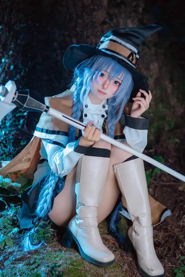 Cosplay phù thủy anime ngồi xổm phơi lồn rừng