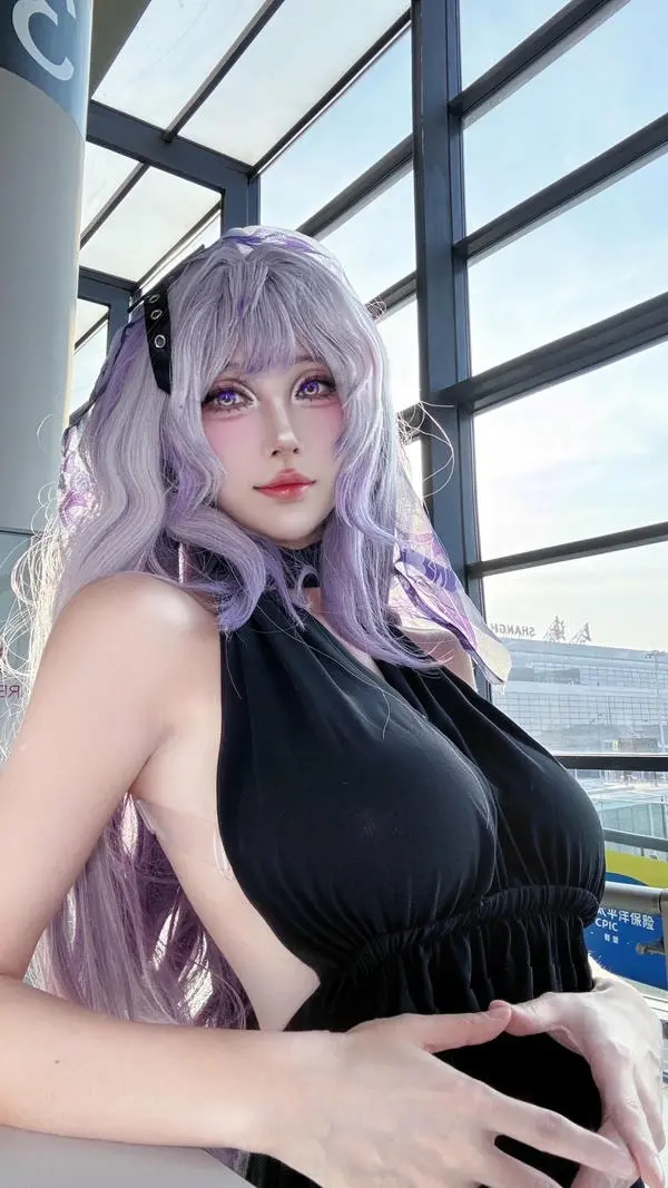 Cosplay anime con đĩ vú bự sân bay