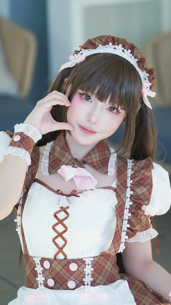 Hầu gái cosplay anime lồn hồng dâm dục