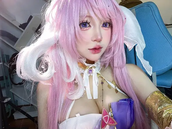 Cosplay anime vú khủng lộ lồn hồng