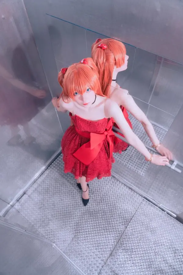 Cosplay Asuka dâm lồn đỏ nứng thang máy