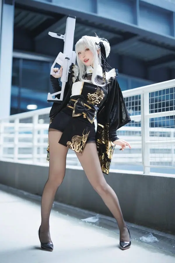 Cosplay anime Miko lồn dâm cầm súng to