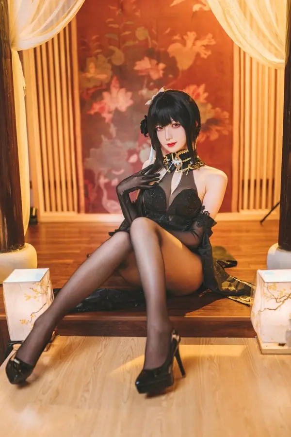 Cosplay anime dâm nữ ngồi xòe lồn mặc lưới đen