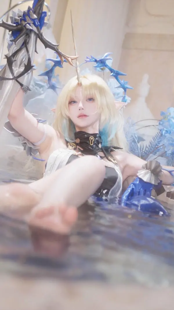 Cosplay elf anime lồn ướt lộ vú ngồi tắm