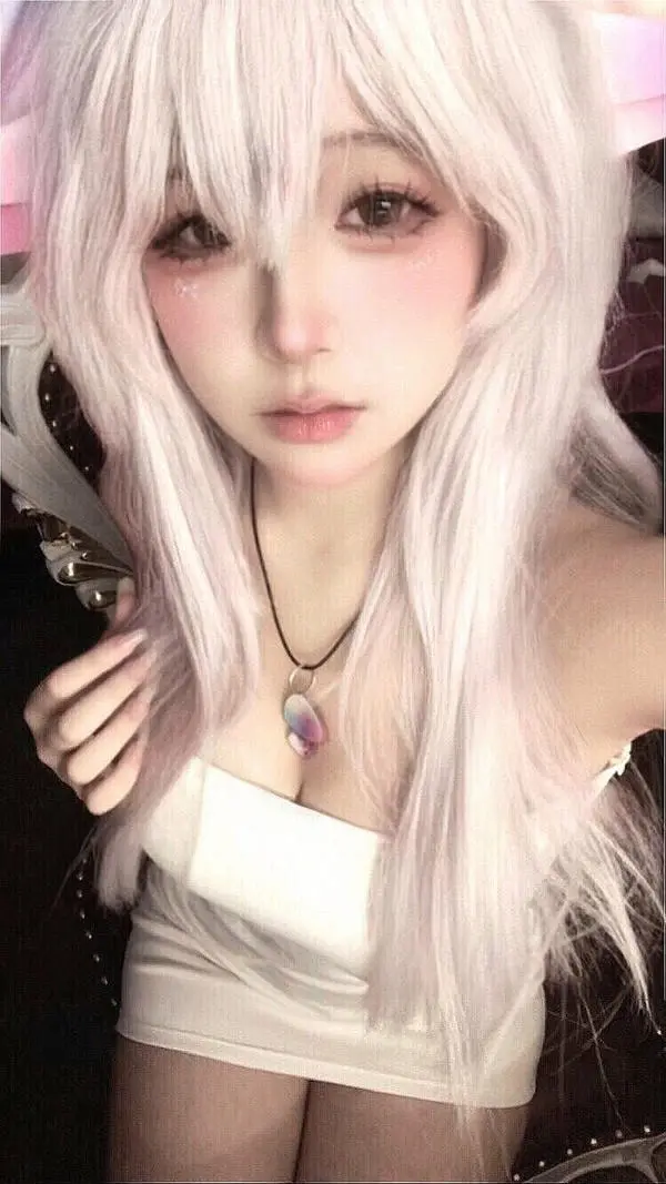 Coser anime vú bự lộ lồn dâm ngồi xòe đùi
