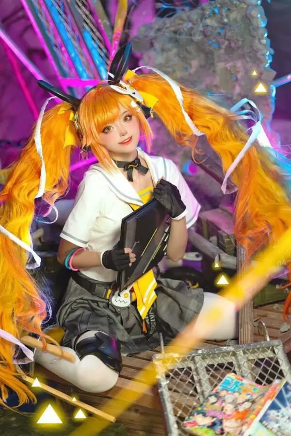 Coser anime cam dâm dạng háng lộ lồn trắng