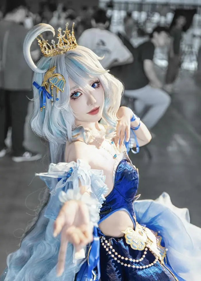 Cosplay anime xinh đẹp với tạo hình công chúa băng giá lộng lẫy