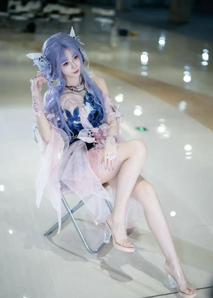 Cosplay anime xinh đẹp với trang phục bướm tím ấn tượng