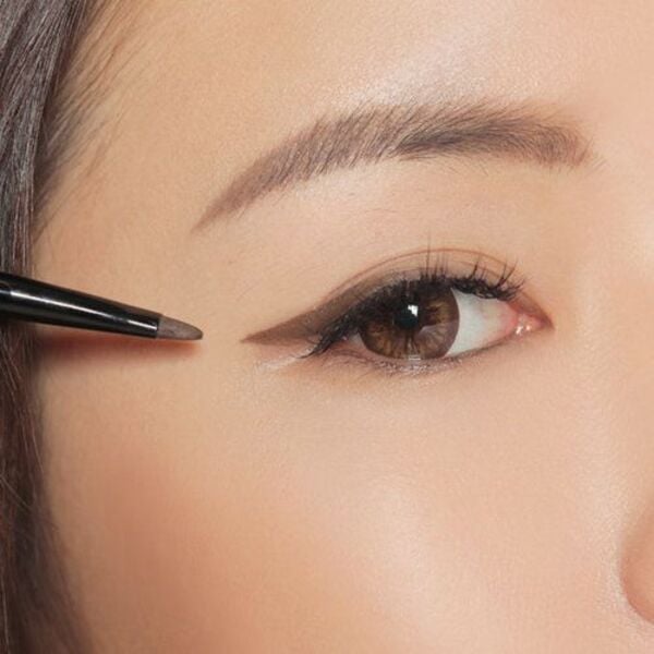 Bút kẻ mắt màu đen hoặc nâu đen phù hợp với mọi tông da