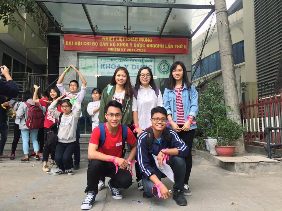 Long và các bạn tân sinh viên khoa Y - Dược ở trường đại học.