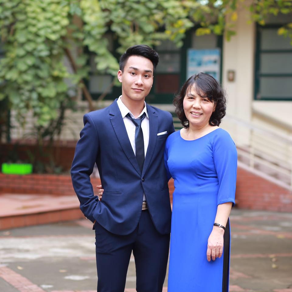 Nguyễn Đức Long - tân thủ khoa Khoa Y - Dược (ĐHQGHN) và cô giáo chủ nhiệm cấp 3 của em.