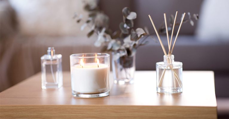 Có nên đốt nến thơm trong phòng máy lạnh? Những lưu ý khi sử dụng nến thơm