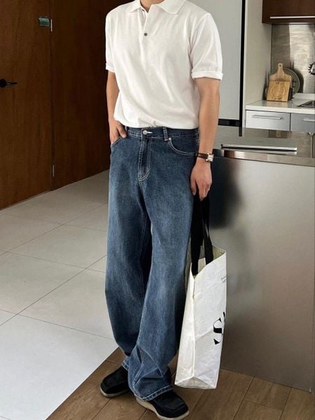 Outfit đi đám cưới nam - Áo polo trắng kết hợp quần jeans xanh đậm kết hợp sneaker tối giản